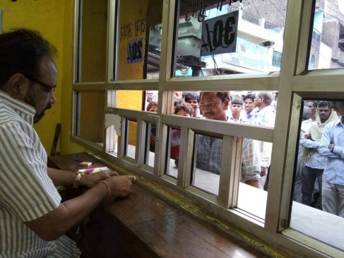 पंचायत मंत्री गोपाल भार्गव ने टॉकीज में टिकट फाड़े पंचायत मंत्री गोपाल भार्गव ने टॉकीज में टिकट फाड़े