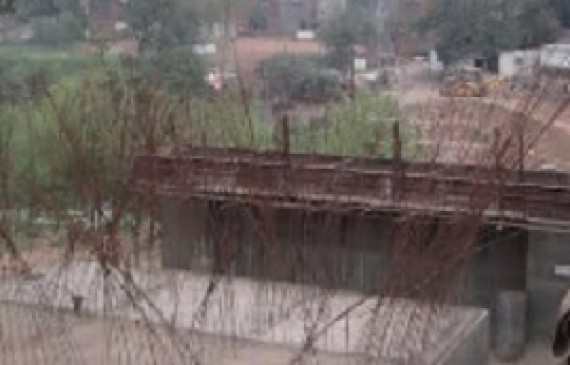 Due to the clay eruption of bridge, spreading panic