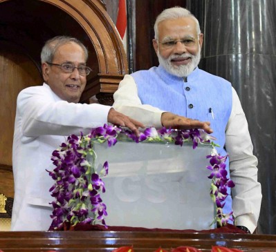 आधी रात को 'आर्थिक आजादी' का एजेंडा GST लागू आधी रात को 'आर्थिक आजादी' का एजेंडा GST लागू
