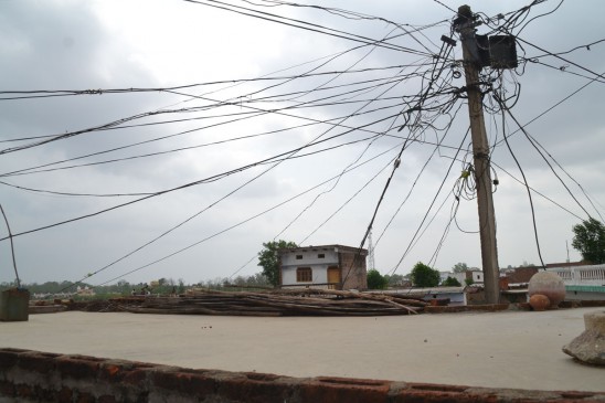 Electricity cable and transfermers wire trapped on the houses in damoh mp