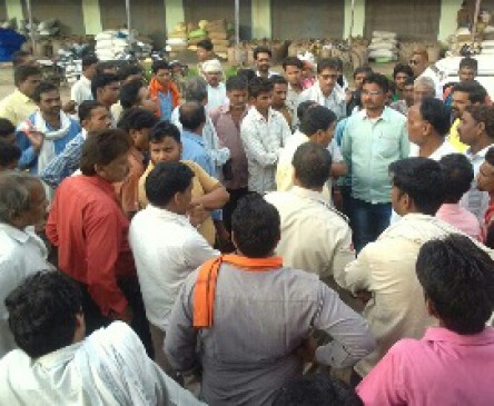 Farmers furious after rejecting thousands of quintals of pulses, fierce ruckus