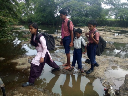 Future in dangers, children forced to cross the river and go to school