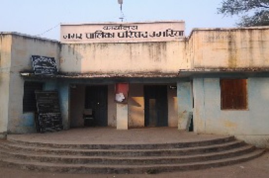 Illegal possession of husband of Nagar Panchayat president on government land, notice issued to occupant
