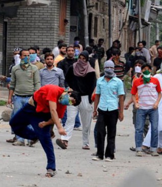 जम्मू-कश्मीर: आतंकियों को बचाने के लिए लोगों ने किया सुरक्षाबल पर पथराव