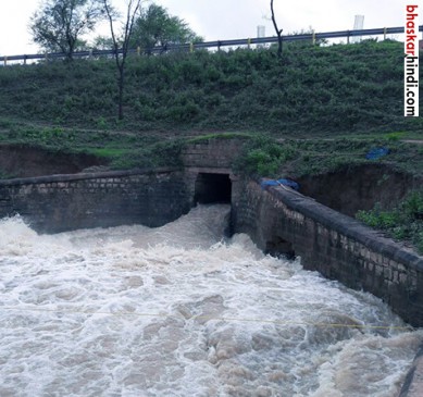 Land of the Lillaji dam on the ground, the maze of the dam does not stop