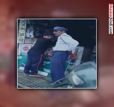 Traffic police constable caught taking bribe