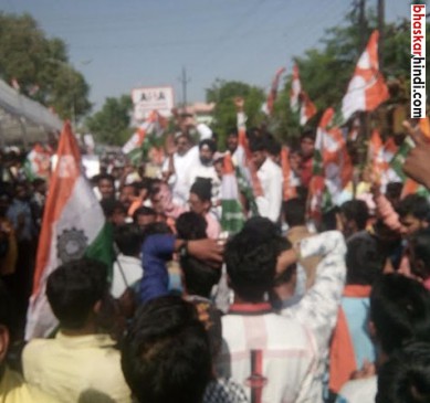 Traffic police fine on the congress leaders vehicle in satna