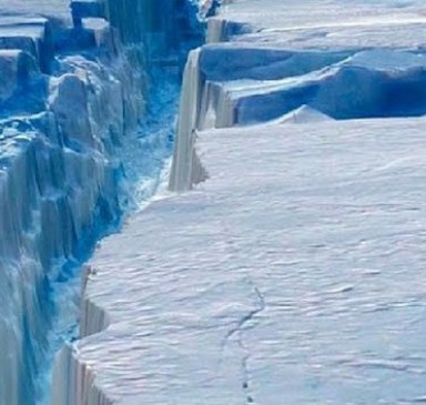 Trillion-tonne iceberg snaps off Antarctica ice shelf