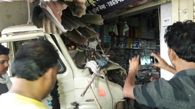 Uncontrolled truck rams into truck, 9 injured