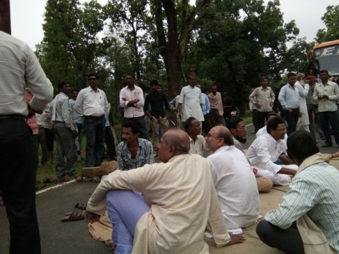 Villagers demonstrated about bad roads, jammed on road