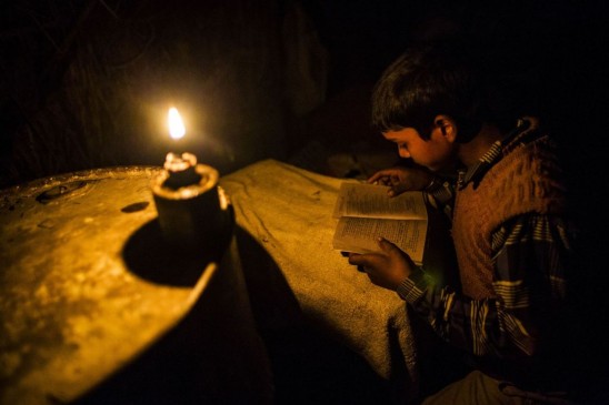 20 villages of MP in the dark, Forced family to live in the chimney 20 villages of MP in the dark, Forced family to live in the chimney