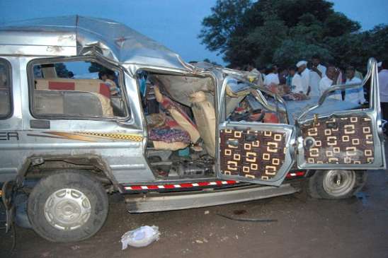 येवला- मनमाड रोड पर चार गाड़ियां टकराईं , 9 लोगों की मौत