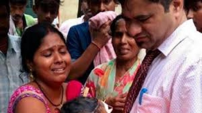 गोरखपुर त्रासदीः दुनिया के सामने बनकर आया 'मसीहा', योगी सरकार ने किया बर्खास्त