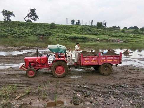 koylaanchal: Police and Administrative officers pull out of illegal sand trade