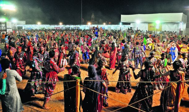 contestant comes with bollywood look in nagpur garba see photos