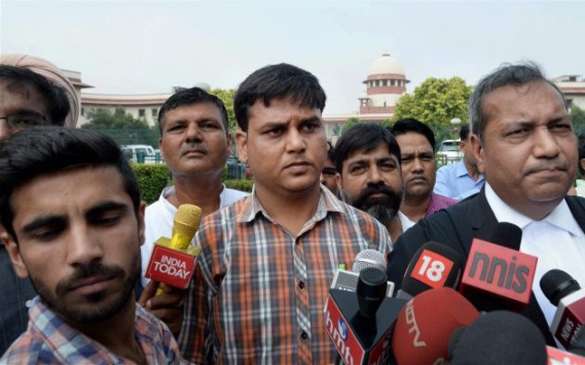 Embarrassing TV reporter misbehaves with father of Pradyumna during live interview