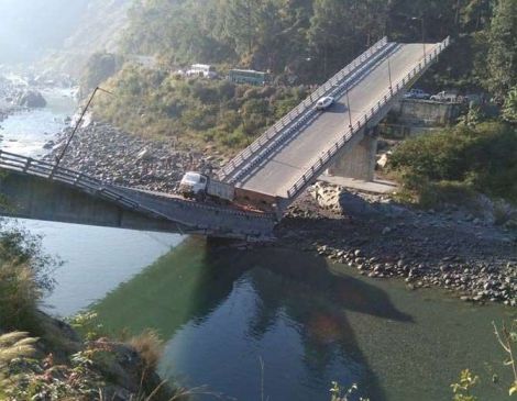 Bridge collapse in Himachal Pradesh injures six Bridge collapse in Himachal Pradesh injures six