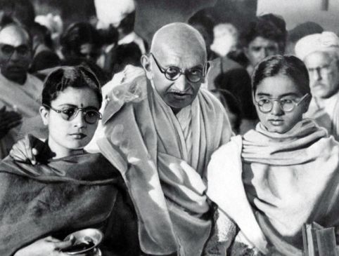 जवानी में कोठे पर गए, बुढ़ापे में महिलाओं के साथ निर्वस्त्र सोने को लेकर विवादों में रहे महात्मा गांधी