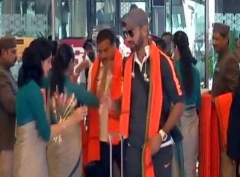 Indian cricket team reached in kanpur for 3rd One day match
