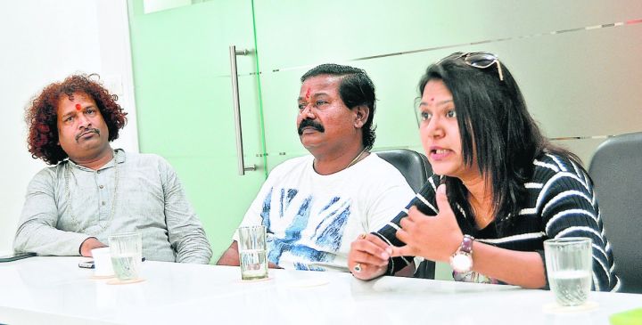 jhadipatti drama is very famous in nagpur, vidarbha and west maharashtra