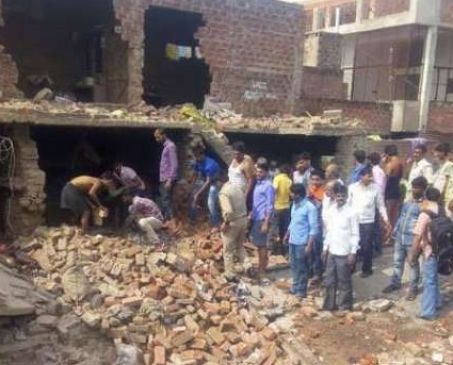Kanpur : 6 houses collapsed in blast in illegal cracker factory