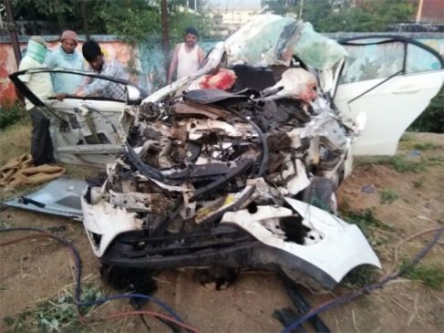 4 people of a single family died in road accident in Asifabad