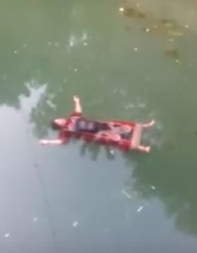 VIDEO: पानी में पड़ी एक लाश अचानक जिंदा होकर तैरने लगी,  देखने वालों के उड़े होश