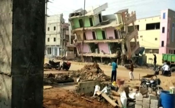 20 सेकेंड में ढही 3 मंजिला इमारत, वीडियो सोशल मीडिया पर वायरल