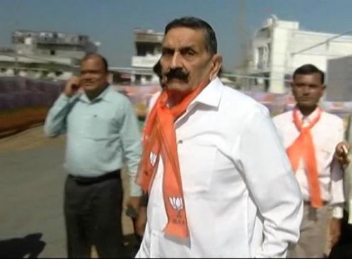 गुजरात : BJP सांसद ने की मीडिया के साथ बदसलूकी