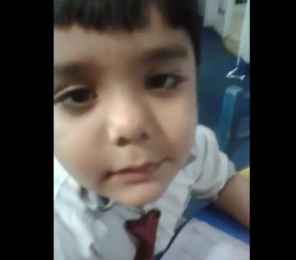 बच्चे ने टीचर से कहा, आंखों में ना देखो प्यार हो जाएगा, देखें कमाल का VIDEO