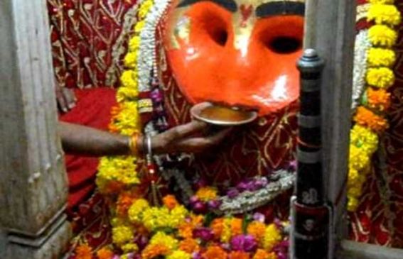 VIDEO : प्लेट में डालते ही मदिरा पीने लगे काल भैरव, दिखा अद्भुत रूप