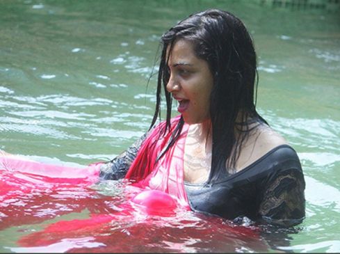स्वीमिंग पूल में अर्शी खान ने बढ़ाया तापमान, फिर गोरे-काले को लेकर छिड़ी जंग