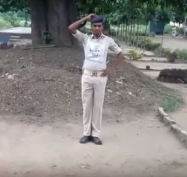 Funny Video : छम्मक-छल्लो स्टाइल में परेड करते सिपाही का वीडियो वायरल, क्या देखा आपने?