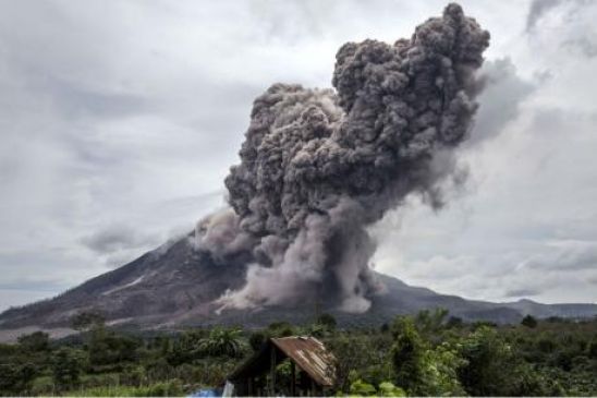 Indonesia volcano eruption closes Balis main airport