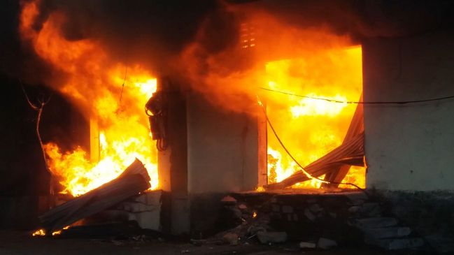 16 warehouses are burn with company,  50 people rescued