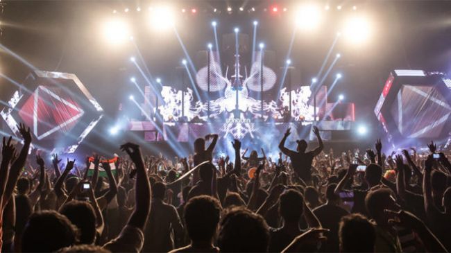alcoholic not serve to minors in celebration Sunburn of Music
