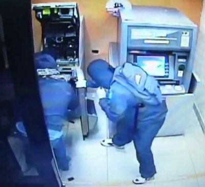 ATM robbers arrested in mumbai with 1650 passwords and 32 lakh rupee