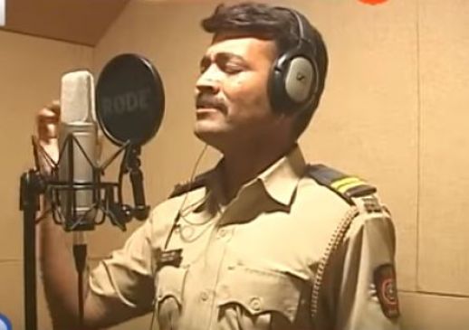 पुलिस कॉन्‍स्‍टेबल का गाना सुन दीवाने हो जाएंगे आप, देखें VIRAL VIDEO