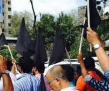 Farmers show black flag to cm fadnavis, 12 arrested