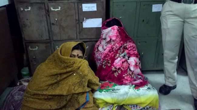 Illegal liquor sellers attacked on police