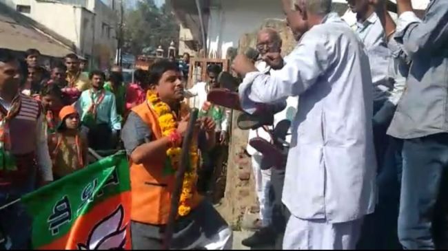 चुनावी प्रचार पर बीजेपी प्रत्याशी का जूतों की माला से स्वागत, देखें Video
