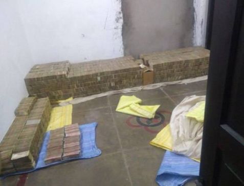 कानपुर से बरामद हुआ पुराने नोटों का जखीरा, करीब 100 करोड़ है रकम