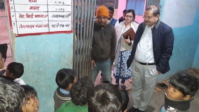 chhindwara district collector surprise inspection in government hostels