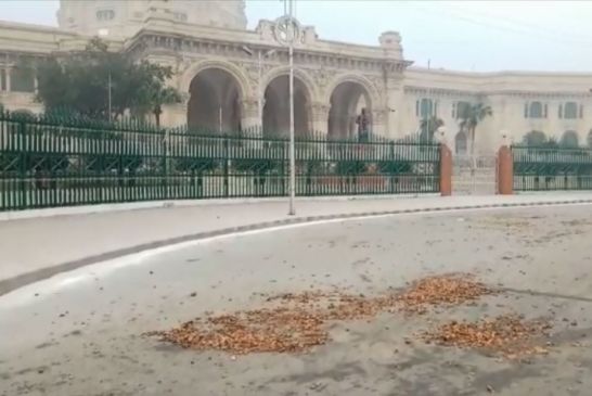Farmers throw potato outside cm house and raj bhawan in lucknow