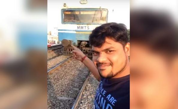 ट्रेन के सामने ली खतरनाक सेल्फी, गर आप पर भी है सेल्फी का खुमार तो देखें ये VIDEO