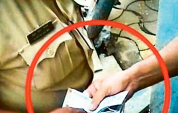 maharashtra police constable suspend in bribe case from nagpur