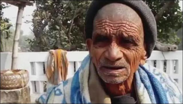 89 सालों से कीचड़ खा रहा है ये शख्स, बिना खाए नहीं रह सकता जिंदा