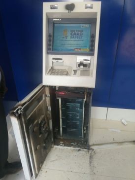 thieves cut the ATM shutter by electric cutter and theft 6 lakh rupees