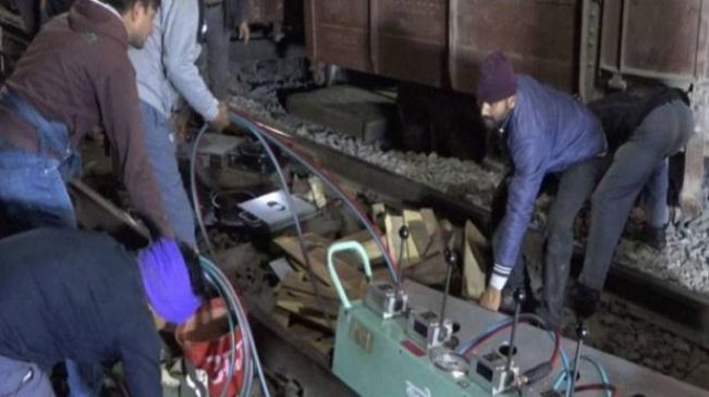 24 bogies of a goods train derailed in Satna, Railway has started reconstruction of the track