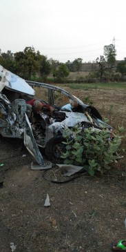 Barati car accident from truck in umaria chhindwara, grooms father died
